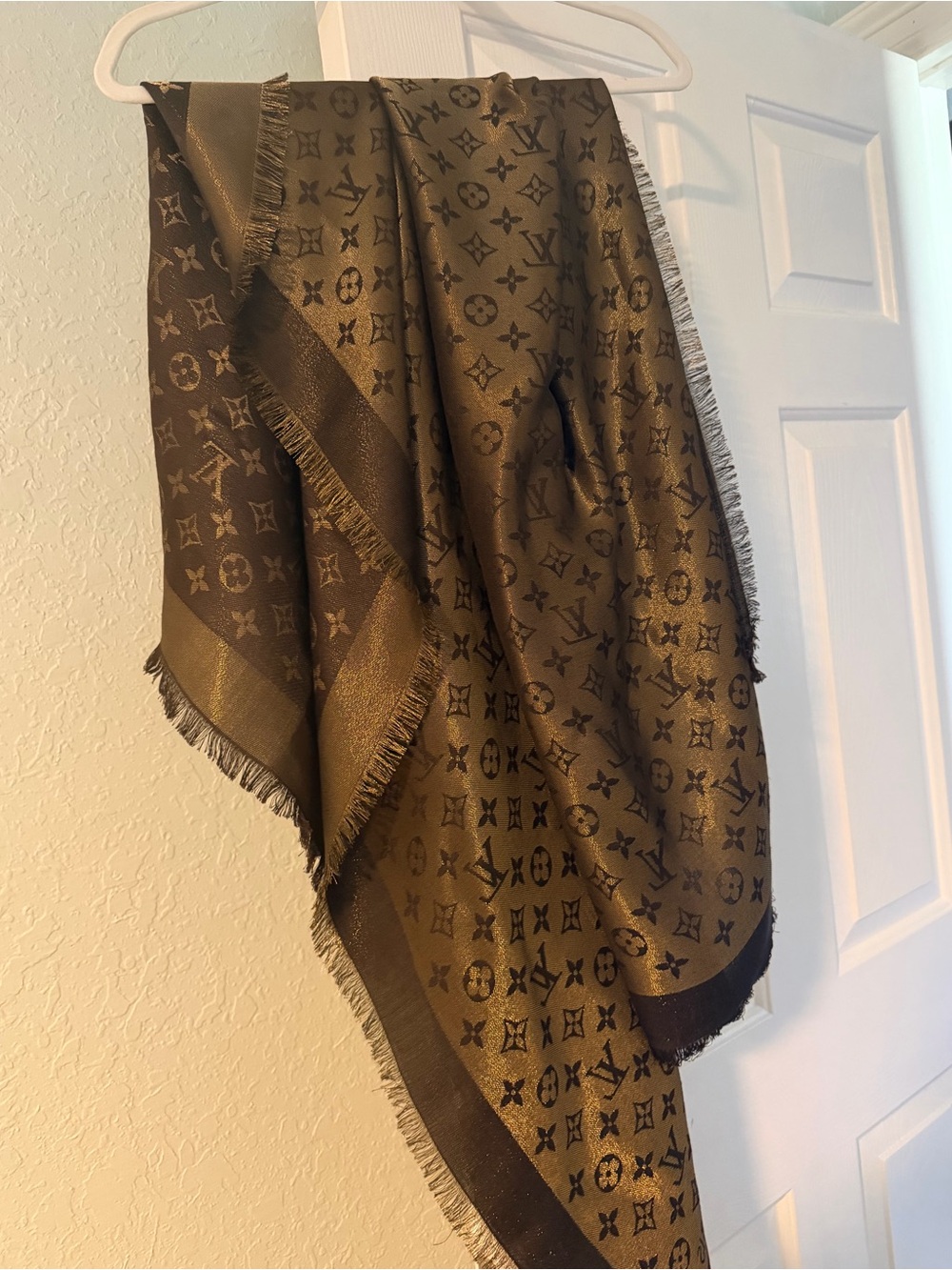 Louis Vuitton Shine Silk Stole - Picture 5 of 6